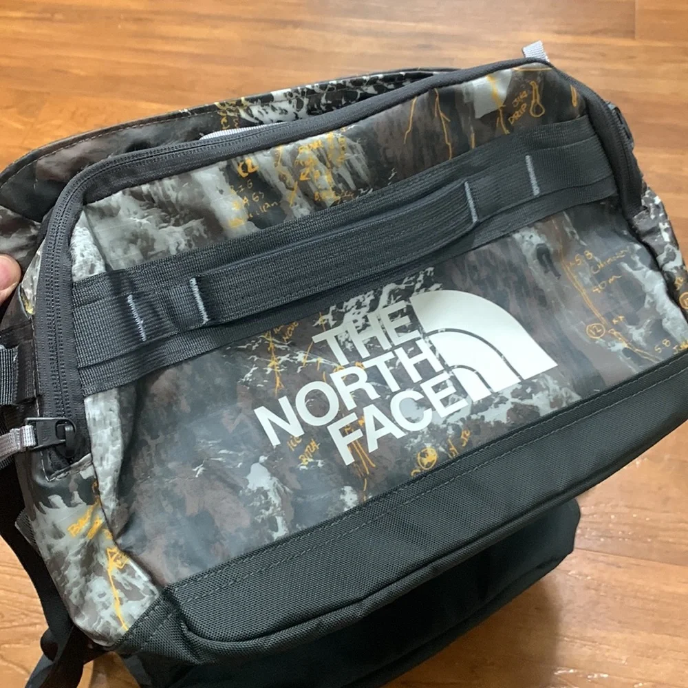 NWT The North Face 42L Base Camp Voyager 2-in-1 Duffel/Backpack